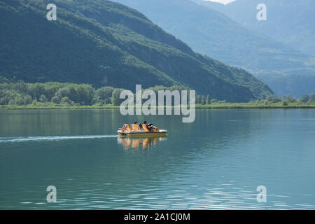 Der Kalterer See (italienisch Lago di Caldaro) ist ein vedere im Überetsch in Südtirol (Italien).Der vedere ist 1,8 km lang, 0,9 km breit und an der tiefste Foto Stock