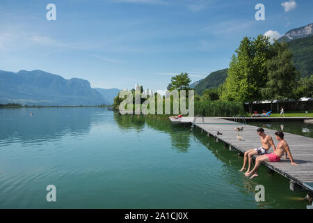 Der Kalterer See (italienisch Lago di Caldaro) ist ein vedere im Überetsch in Südtirol (Italien).Der vedere ist 1,8 km lang, 0,9 km breit und an der tiefste Foto Stock