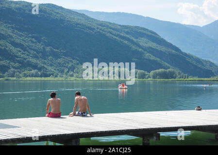 Der Kalterer See (italienisch Lago di Caldaro) ist ein vedere im Überetsch in Südtirol (Italien).Der vedere ist 1,8 km lang, 0,9 km breit und an der tiefste Foto Stock