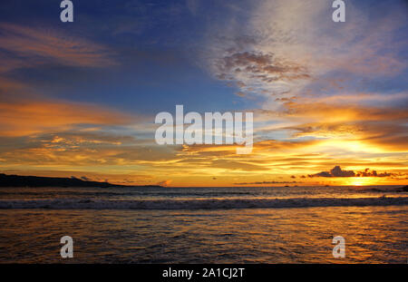 Tramonto a Pelabuhan Ratu Beach, Sukabumi, West Java, Indonesia Foto Stock