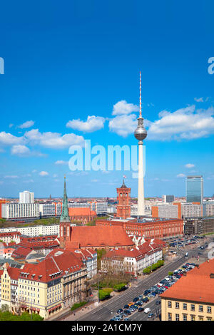 Vista aerea del centro di Berlino e Alexandrplaty su un luminoso giorno in autunno, in vista verticale con copy-spazio Foto Stock
