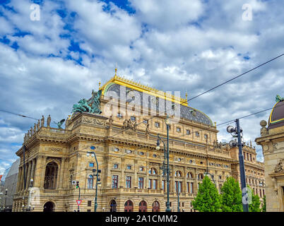 Il Teatro Nazionale si trovano a Praga Repubblica ceca sul fiume Moldava. Foto Stock