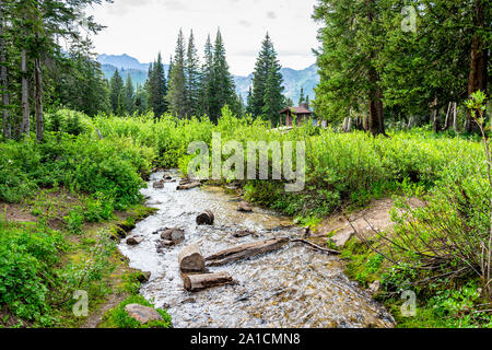 Albion bacino, Utah estate con vista panoramica della baia di acqua di fiume in montagne Wasatch con wc toilette edificio dal parcheggio e campeggio Foto Stock