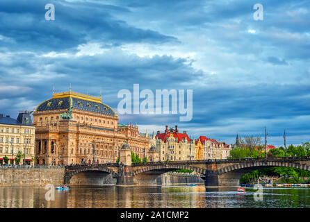 Il Teatro Nazionale si trovano a Praga Repubblica ceca sul fiume Moldava. Foto Stock