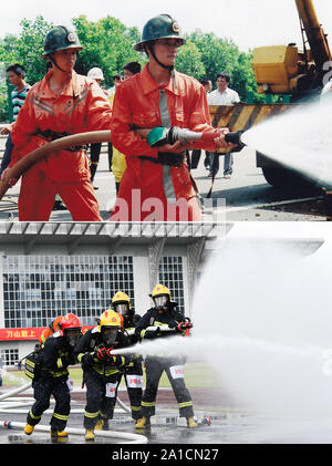 (190926) -- PECHINO, Sett. 26, 2019 (Xinhua) -- Top: File foto scattata nel 2005 mostra vigili del fuoco la spruzzatura di acqua su un laminato a sopra al serbatoio camion che trasportano tonnellate di acido cloridrico su una superstrada nella contea di Lingao del sud della Cina di Hainan Provincia.inferiore: Fotografia scattata a giugno 12, 2019 da Yang Guanyu mostra i vigili del fuoco che partecipano a un trapano in Haikou di Hainan. Con lo sviluppo della nostra società, funzioni di vigili del fuoco hanno cambiato da semplicemente di estinzione ampia risposta in caso di emergenza e soccorso. Le industrie pertinenti, compresa l'usura, veicoli e attrezzature, ecc. hanno anche visto una notevole gr Foto Stock