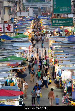 Vista notturna del tradizionale mercato di strada su Fa Yuen Street in , di Mongkok Kowloon, Hong Kong. Foto Stock