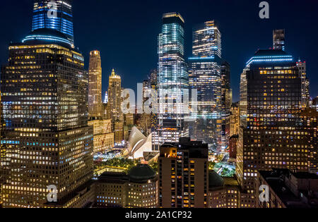 Antenna fuco vista di New York grattacieli di notte Foto Stock