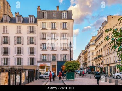 Mostra Parigina tradizionale stile architettonico in un quartiere residenziale nel XVII arrondissement di Parigi in una tranquilla domenica pomeriggio. Foto Stock