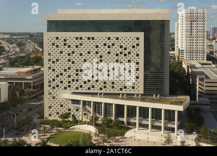 Vista dei bambini del Courthouse, Overtown villaggio di transito e I-95 autostrada dal centro del governo edificio nel centro cittadino di Miami, Florida, Stati Uniti d'America Foto Stock