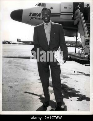 Aug 29, 1968 - New York New York, Stati Uniti d'America - Canto Star Nat King Cole si erge su asfalto a Edoardo Vianello aeroporto prima di salire a bordo di un Ambasciatore TWA Volo per Los Angeles. Sarà lui a fare gli spettacoli TV e appaiono nel film ''l'San Lous Blues,''. (Credito Immagine: © Keystone Pictures USA/ZUMAPRESS.com) Foto Stock