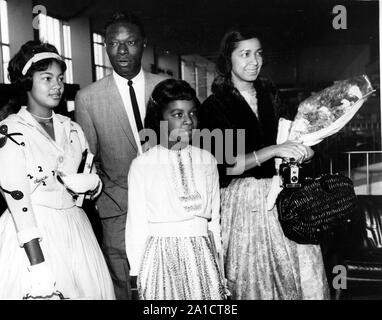 Agosto 03, 1960 - Londra, Inghilterra, Regno Unito - Nat King Cole con la moglie Maria, destra e le figlie CAROL, sinistra e Natalie, centro, lasciare per prendere parte al principe di Monaco sfera annuale. Luogo sconosciuto.(Immagine di credito: © Keystone Press Agency/Keystone USA via ZUMAPRESS.com) Foto Stock