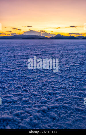 Vista verticale di bianco Bonneville Saline texture vicino a Salt Lake City, Utah al crepuscolo dopo il tramonto con viola e azzurro cielo e orizzonte Foto Stock