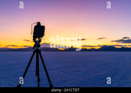 Bonneville Saline vicino a Salt Lake City, Utah al crepuscolo colorato dopo il tramonto con cielo viola e treppiede con fotocamera facendo il time lapse photography Foto Stock