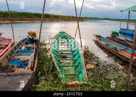 Tranquilla zona umida con molte colorate barche da pesca Foto Stock