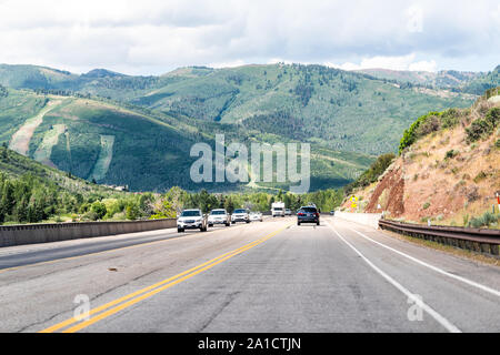 Wanship, STATI UNITI D'AMERICA - Luglio 25, 2019: Parco Zona della città sulla Interstate 80 autostrada o 189 con vetture di guida su strada dalle montagne Foto Stock