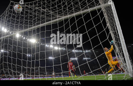 Roma, Italia. Xxv Sep, 2019. Roma's portiere Pau Lopez (R) non riesce a salvare il colpo da Atalanta's Duvan Zapata durante una serie di una partita di calcio tra Roma e Atalanta a Roma, Italia, Sett. 25, 2019. Credito: Alberto Lingria/Xinhua Foto Stock