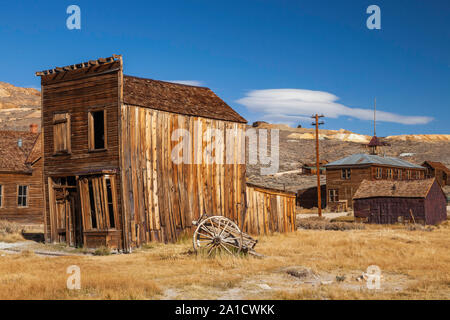 Abbandonati gli edifici pendente, Bodie State Historic Park, California Foto Stock