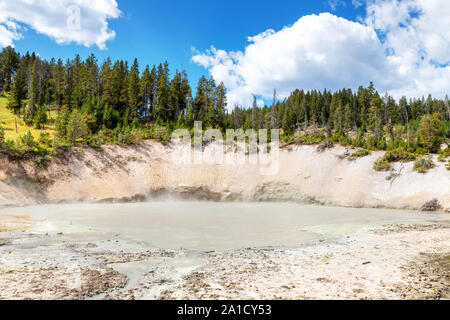 Il punto di ebollizione e acide calderone di fango a fango area del Vulcano nel Parco Nazionale di Yellowstone. Foto Stock