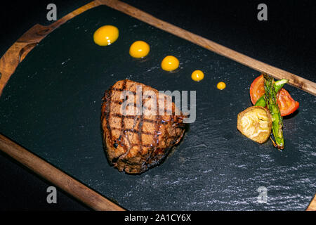 Un Argentino chargrilled filetto di manzo servita su una pietra focaia tagliere Foto Stock