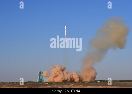 (190926) -- PECHINO, Sett. 26, 2019 (Xinhua) -- La Cina invia la Yunhai-1 02 satellite in orbita prevista dal Jiuquan Satellite Launch Center di Jiuquan, a nord-ovest della Cina di Provincia di Gansu, Sett. 25, 2019. Lanciato su una lunga marzo-2D razzo vettore, il nuovo satellite saranno principalmente utilizzati per la rilevazione della pressione atmosferica e ambiente marino e ambiente spaziale, come pure il controllo di emergenza e altri esperimenti scientifici. (Foto di Wang Jiangbo/Xinhua) Foto Stock