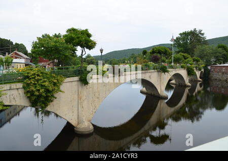 Summertime in Massachusetts: Ponte di fiori oltre il Fiume Deerfield in Shelburne Falls Foto Stock