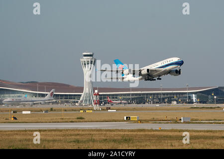 (190926) -- PECHINO, Sett. 26, 2019 (Xinhua) -- China Southern Airlines CZ3001 decolla a Daxing Aeroporto Internazionale di Pechino Capitale della Cina, Sett. 25, 2019. Pechino la nuovissima Daxing Aeroporto internazionale aperto ai voli come una China Southern Airlines ha preso il via il mercoledì pomeriggio. Situato a 46 chilometri a sud del centro cittadino di Pechino, il nuovo mozzo di aviazione è conformata a Phoenix diffondere le sue ali. La sua velocità di throughput per passeggeri e merci sono di throughput dovrebbe raggiungere 72 milioni di euro e 2 milioni di tonnellate rispettivamente da 2025, con 620.000 decolli e atterraggi. (Xinhua/ Foto Stock
