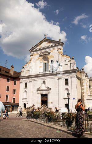 La Chiesa di Saint François de Sales lungo il canale le Thiou a Annecy, Francia. Foto Stock