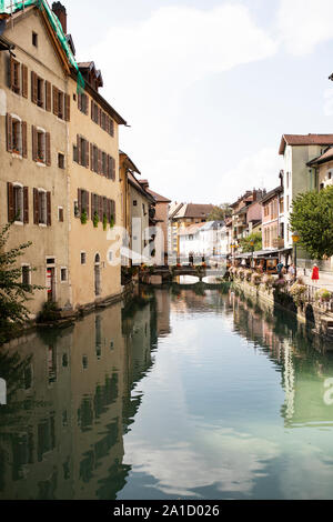 Le Thiou canale lungo Quai de l'Ile in una giornata estiva ad Annecy, Francia. Foto Stock