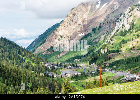 Alta, Stati Uniti d'America - 27 Luglio 2019: Elevato angolo vista della piccola stazione sciistica città villaggio dal Albion bacino, Utah in estate e pioppi neri americani Canyon Foto Stock