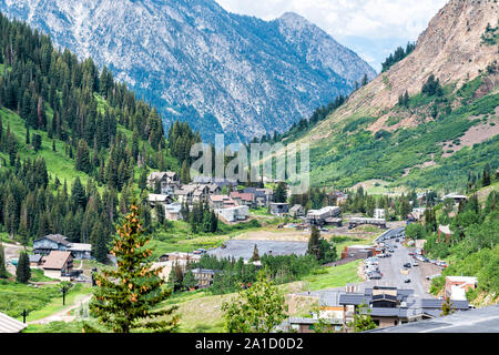 Alta, Stati Uniti d'America - 27 Luglio 2019: Elevato angolo vista aerea della piccola stazione sciistica città villaggio dal Albion bacino, Utah in estate e pioppi neri americani Canyon Foto Stock