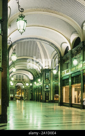 Galleria San Federico è uno dei più grandi passaggi coperti a Torino. Questo splendido passaggio è un po' più affollato come è sede di un paio di Torino chocola Foto Stock