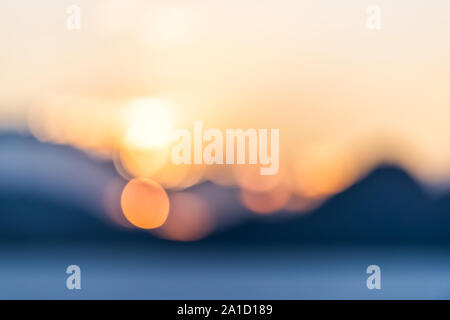 Bonneville Saline abstract bokeh vista sulle montagne di silhouette e la luce del sole al tramonto cerchi vicino a Salt Lake City, Utah Foto Stock