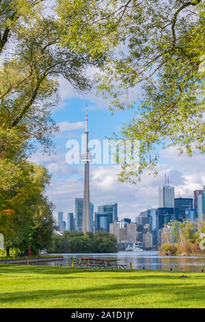 Toronto Ontario skyline come si vede dal punto Hanlans sulle isole di Toronto. Foto Stock