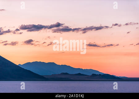 Bonneville Saline colorate di rosso porpora twilight silhouette mountain view dopo il tramonto vicino a Salt Lake City, Utah con le nuvole Foto Stock