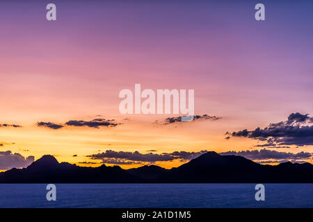 Bonneville Saline colorata viola scuro silhouette crepuscolo mountain view dopo il tramonto vicino a Salt Lake City, Utah con le nuvole Foto Stock