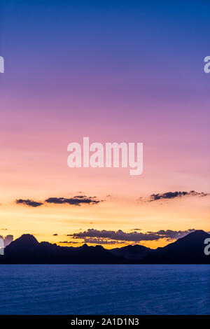 Bonneville Saline colorata viola scuro silhouette crepuscolo mountain vista verticale dopo il tramonto vicino a Salt Lake City, Utah con le nuvole Foto Stock