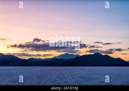 Bonneville Saline colorata viola scuro silhouette crepuscolo mountain vista panoramica dopo il tramonto vicino a Salt Lake City, Utah con le nuvole Foto Stock