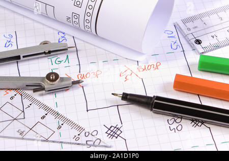 Rotoli di schemi elettrici e accessori per disegno giacente su disegni di costruzione utilizzando per i progetti di lavori di ingegnere Foto Stock
