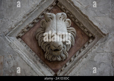 In das Baptisterium San Giovanni, das unter dem Domchore eingerichtet ist (1325 war der Anbau fertig), tritt man über eine Flucht von Marmortreppen vo Foto Stock