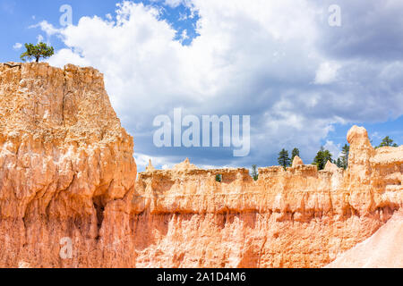 Vista del paesaggio di hoodoos formazioni rocciose a Bryce Canyon National Park nello Utah Queens Garden Navajo loop trail Foto Stock