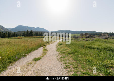 Strada sterrata verso antiche necropoli in Pamukkale - Hierapolis rovine Foto Stock