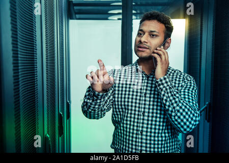 Nizza uomo bello parlare al telefono Foto Stock