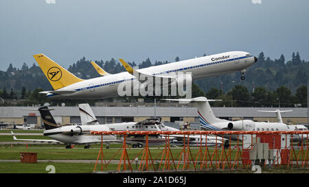 Richmond, British Columbia, Canada. Xxi Sep, 2019. Un Condor Flugdienst Boeing 767-300ER (D-ALBUM) wide-body aereo jet decolla dall'Aeroporto Internazionale di Vancouver Domenica, Settembre 22, 2019. Credito: Bayne Stanley/ZUMA filo/Alamy Live News Foto Stock