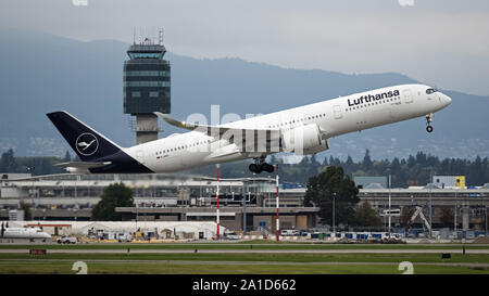 Richmond, British Columbia, Canada. Xxi Sep, 2019. Un Lufthansa Airbus A350-900 (D-AIXK) XWB (extra wide-body) aereo jet decolla dall'Aeroporto Internazionale di Vancouver. Credito: Bayne Stanley/ZUMA filo/Alamy Live News Foto Stock