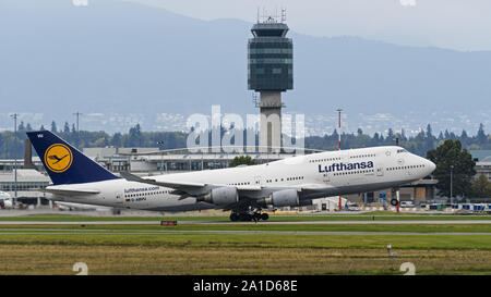 Richmond, British Columbia, Canada. Xxi Sep, 2019. Un Lufthansa Boeing 747-400 (D-ABVU) wide-body jumbo aereo jet decolla dall'Aeroporto Internazionale di Vancouver. Credito: Bayne Stanley/ZUMA filo/Alamy Live News Foto Stock