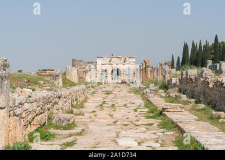 Hierapolis, situata vicino a Pamukkale, è un'antica città conosciuta per Pamukkale, famosa per le sue splendide sorgenti termali e il travertino bianco a cascata Foto Stock