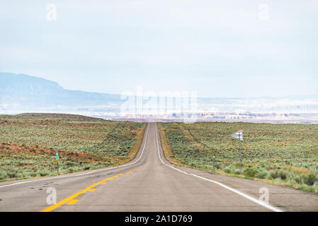 Autostrada su strada con nessuno e orizzonte vista orizzontale vicino al Capitol Reef National Monument e il parco statale Goblin Valley nello Utah nel giorno di estate Foto Stock
