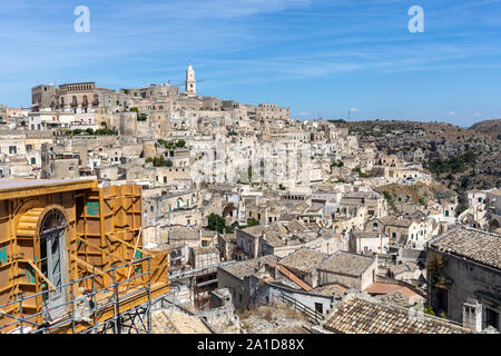 Matera, Italia - 15 Settembre 2019: Bond appartamento da il film 'nessun tempo per morire' in sassi di Matera, Italia. Hotel fictional in Piazzetta Pascoli area costruita specialmente per la produzione, con vista guardando verso il basso sulla città di Matera. Una volta che la ripresa è avvolto, la costruzione scomparirà e sarà probabilmente confondere i turisti per gli anni a venire che non possono trovare l'edificio. Foto Stock