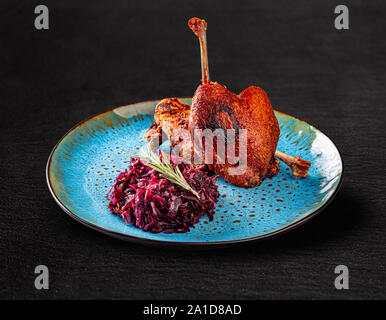 Anatra confit gambe e cavolo rosso con prugne secche Foto Stock