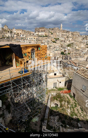 Matera, Italia - 15 Settembre 2019: Bond appartamento da il film 'nessun tempo per morire' in sassi di Matera, Italia. Hotel fictional in Piazzetta Pascoli area costruita specialmente per la produzione, con vista guardando verso il basso sulla città di Matera. Una volta che la ripresa è avvolto, la costruzione scomparirà e sarà probabilmente confondere i turisti per gli anni a venire che non possono trovare l'edificio. Foto Stock